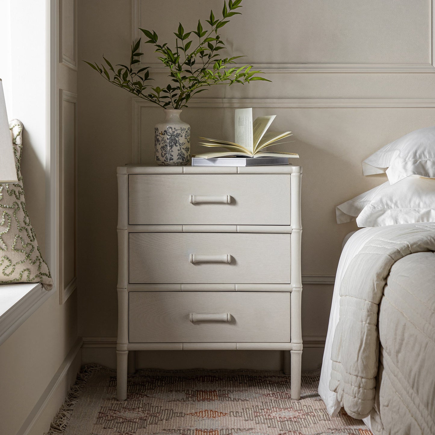 Table de chevet 3 tiroirs Elstowe en imitation bambou, blanc ombré