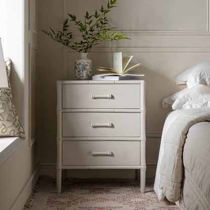 Table de chevet 3 tiroirs Elstowe en imitation bambou, blanc ombré