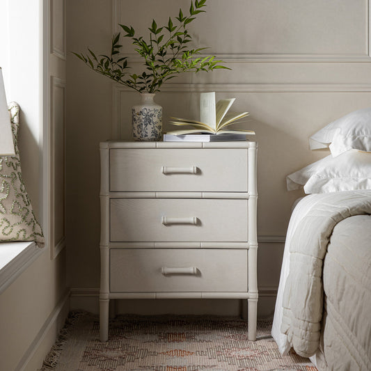 Table de chevet 3 tiroirs Elstowe en imitation bambou, blanc ombré