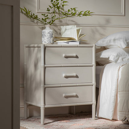 Table de chevet 3 tiroirs Elstowe en imitation bambou, blanc ombré