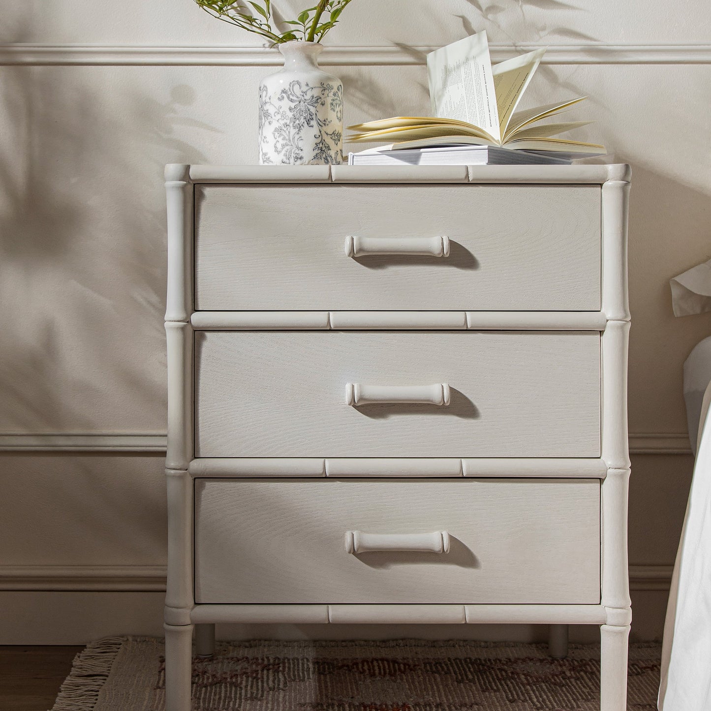 Table de chevet 3 tiroirs Elstowe en imitation bambou, blanc ombré