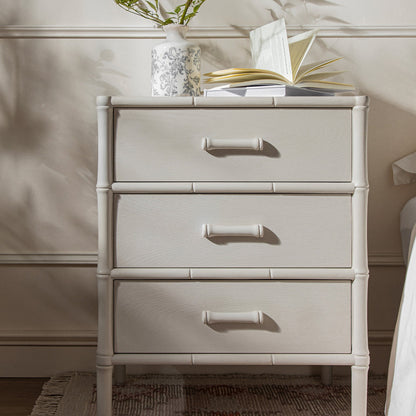 Table de chevet 3 tiroirs Elstowe en imitation bambou, blanc ombré
