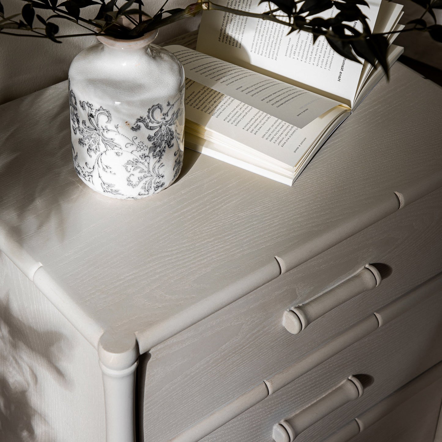 Table de chevet 3 tiroirs Elstowe en imitation bambou, blanc ombré