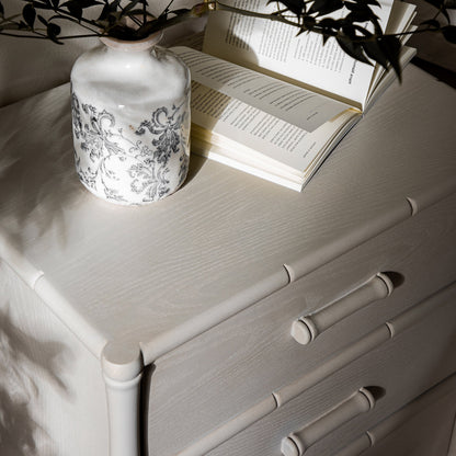 Table de chevet 3 tiroirs Elstowe en imitation bambou, blanc ombré