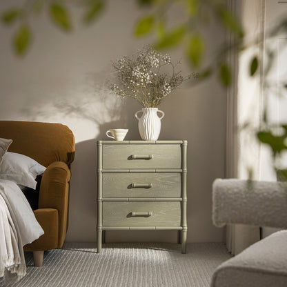 Table de chevet 3 tiroirs Elstowe en imitation bambou, vert sauge