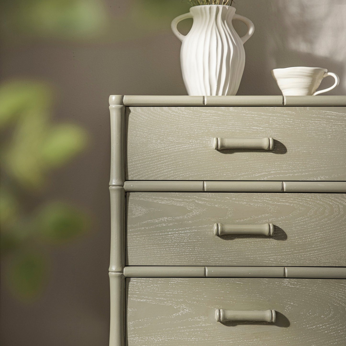 Table de chevet 3 tiroirs Elstowe en imitation bambou, vert sauge