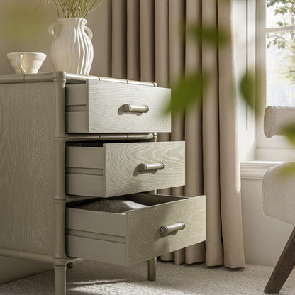 Table de chevet 3 tiroirs Elstowe en imitation bambou, vert sauge