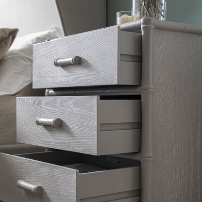 Table de chevet 3 tiroirs Elstowe en imitation bambou, gris chaud