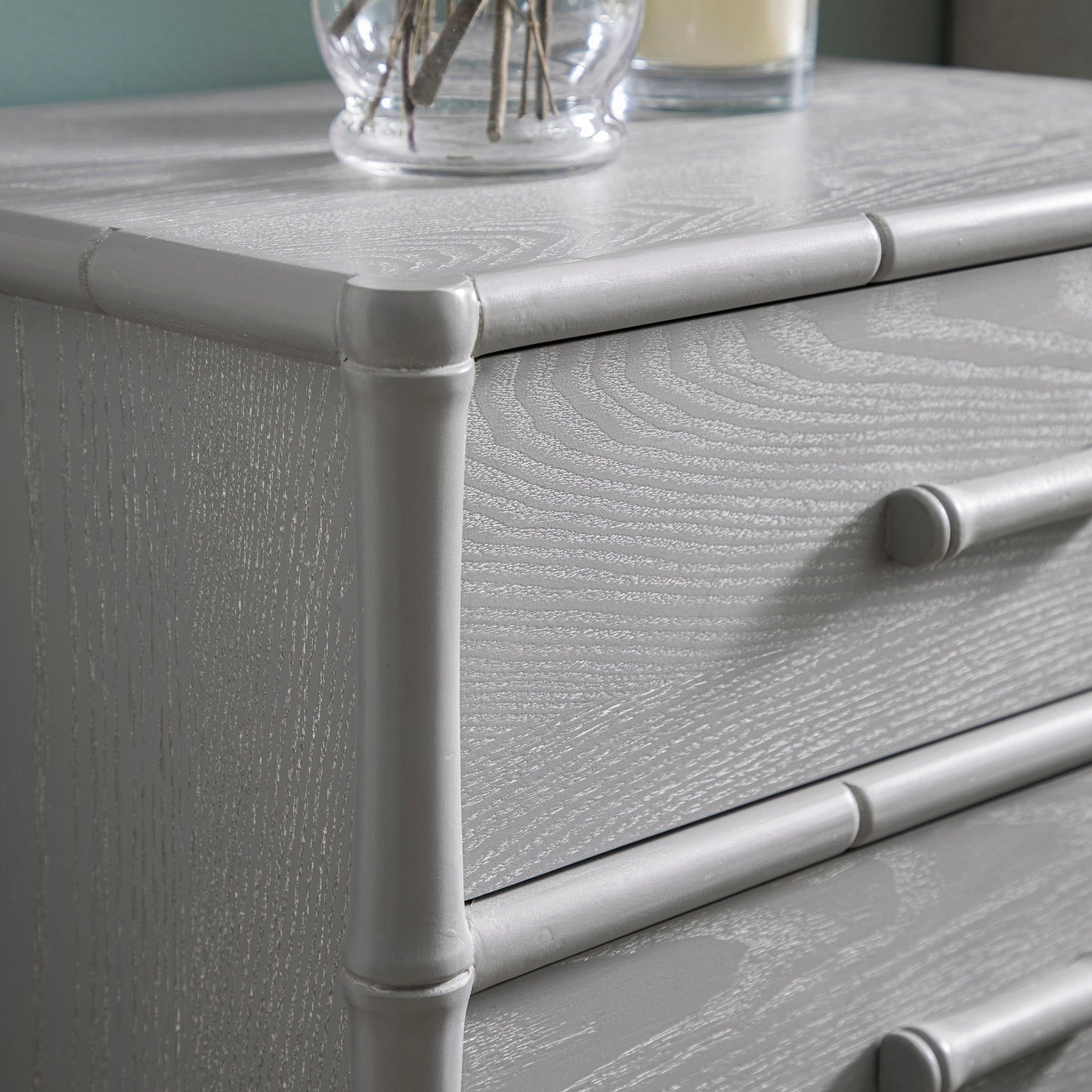 Table de chevet 3 tiroirs Elstowe en imitation bambou, gris chaud