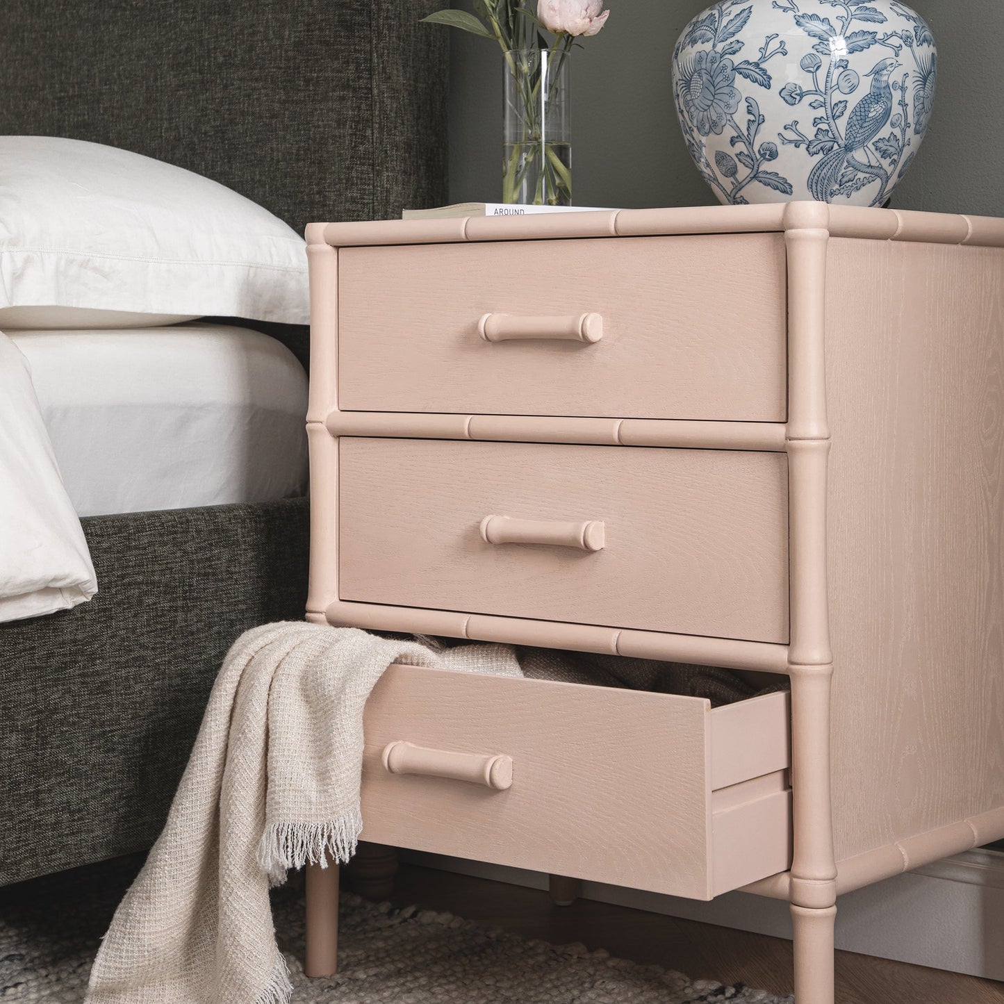 Table de chevet 3 tiroirs Elstowe en imitation bambou, rose nude