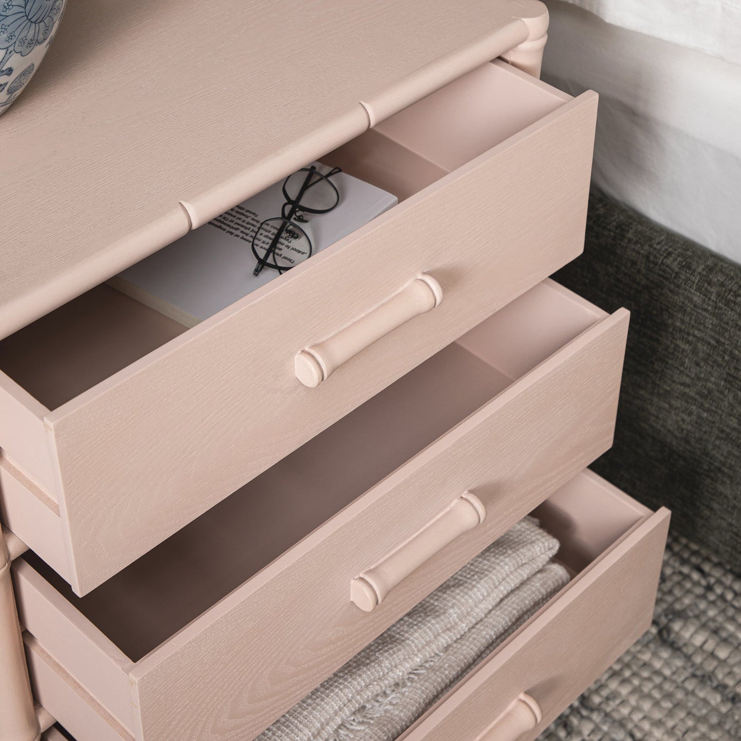 Table de chevet 3 tiroirs Elstowe en imitation bambou, rose nude