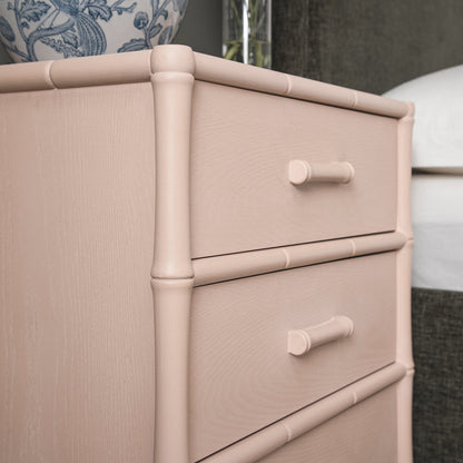Table de chevet 3 tiroirs Elstowe en imitation bambou, rose nude