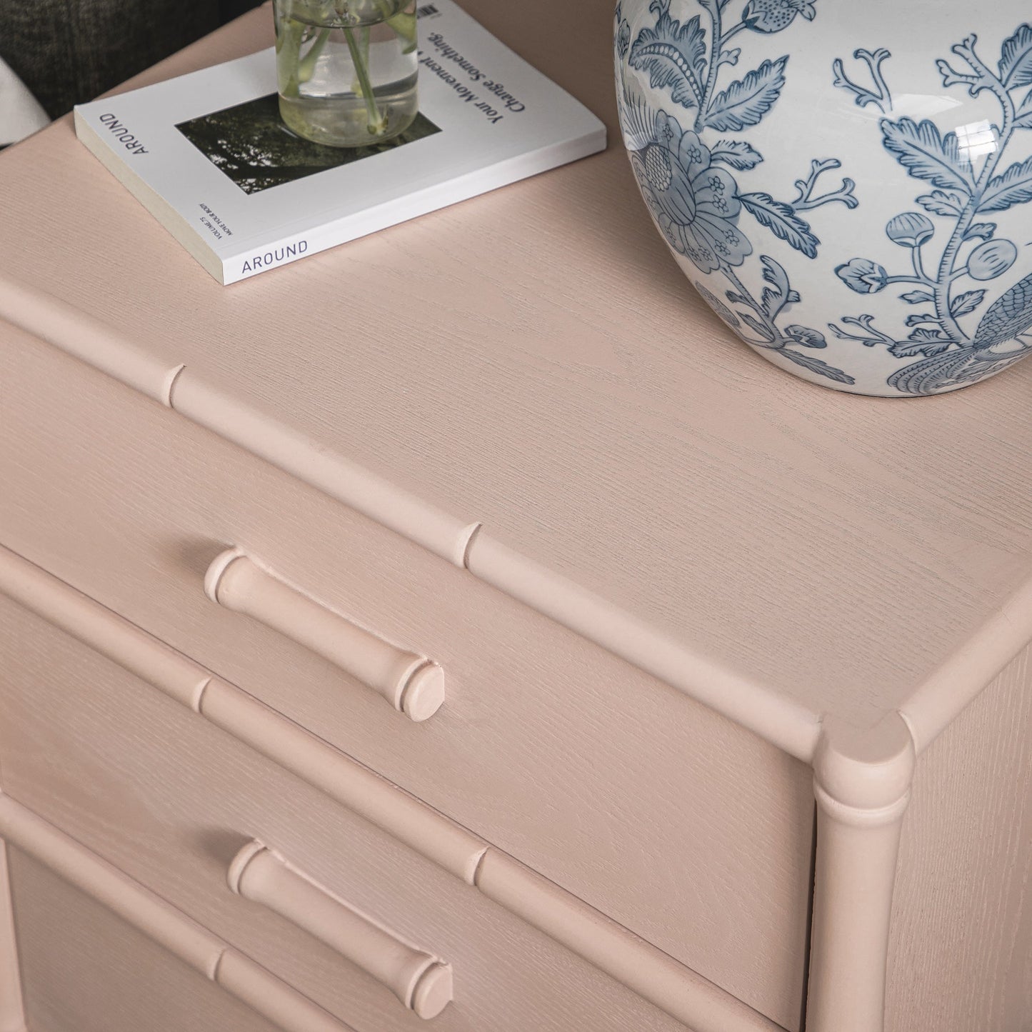 Table de chevet 3 tiroirs Elstowe en imitation bambou, rose nude