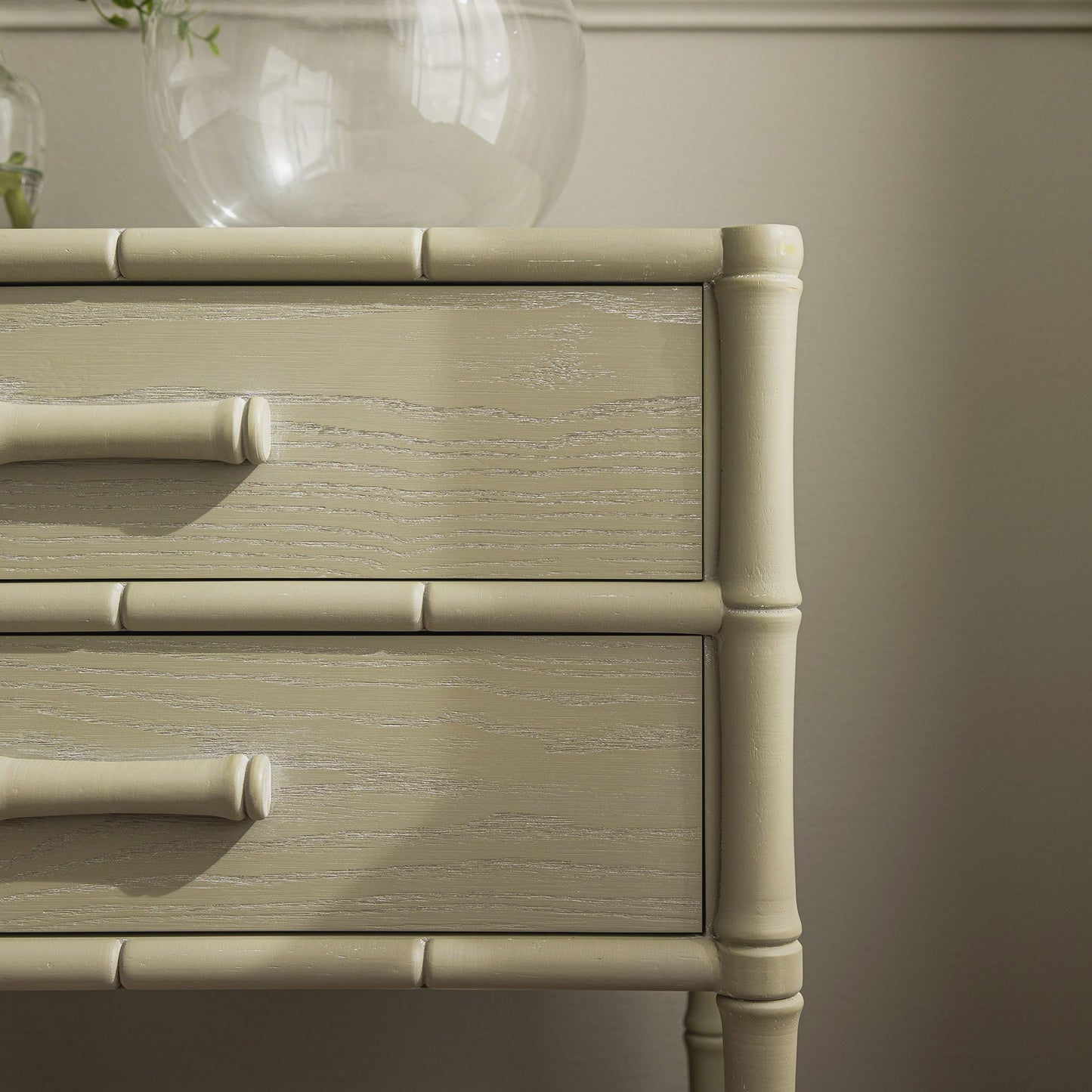 Table de chevet 2 tiroirs Elstowe en imitation bambou, vert sauge