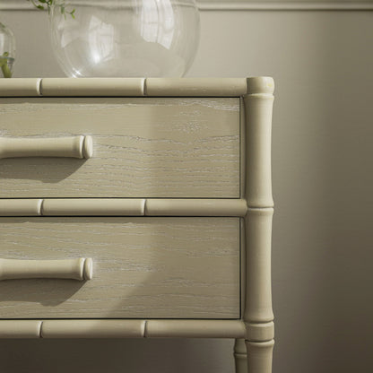 Table de chevet 2 tiroirs Elstowe en imitation bambou, vert sauge