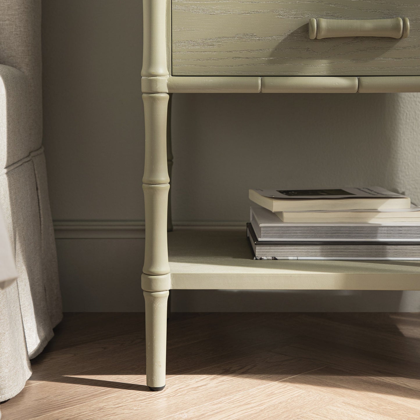 Table de chevet 2 tiroirs Elstowe en imitation bambou, vert sauge