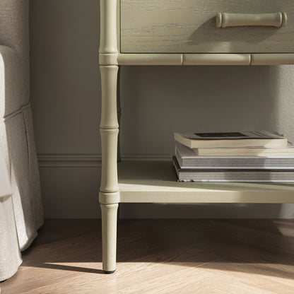 Table de chevet 2 tiroirs Elstowe en imitation bambou, vert sauge