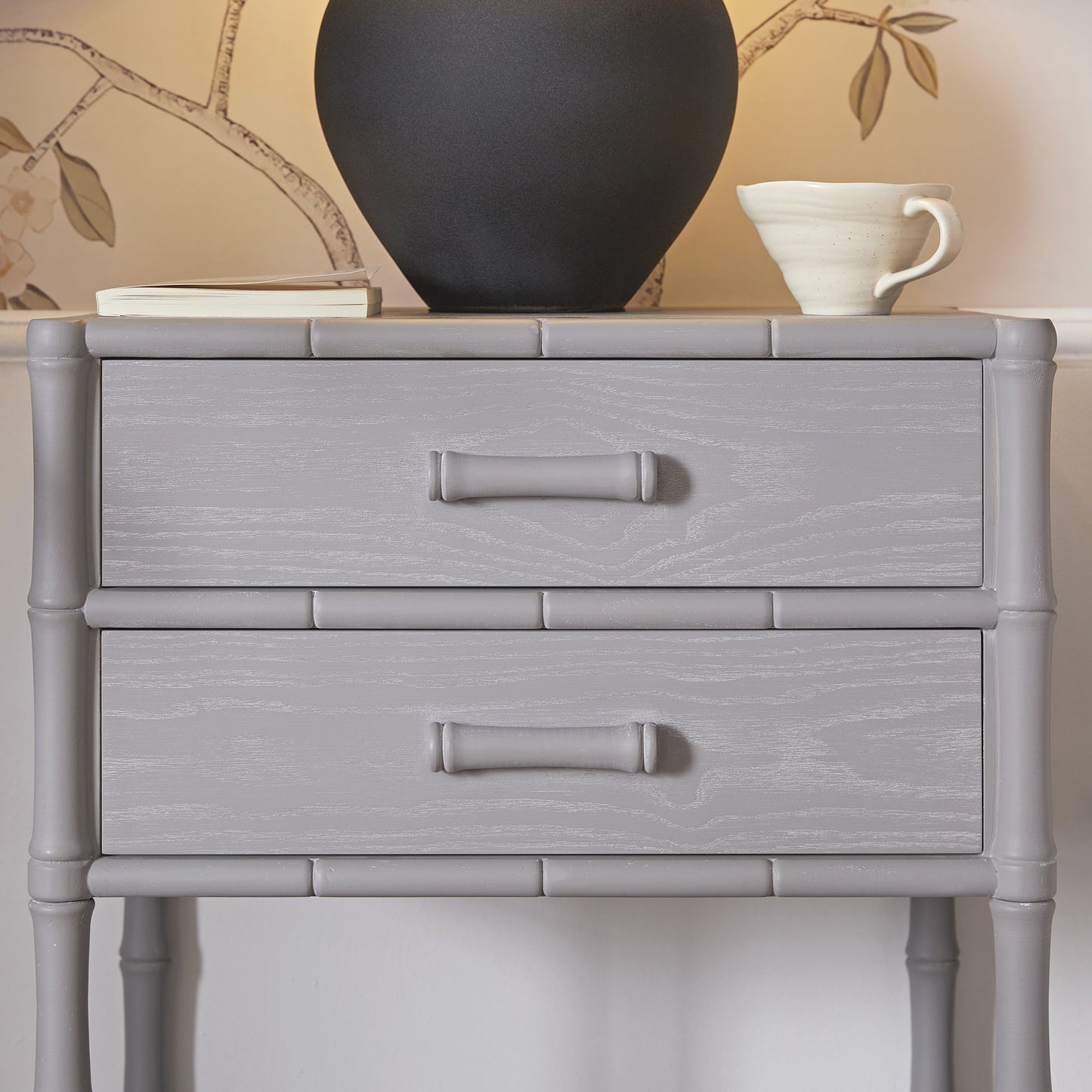 Table de chevet 2 tiroirs Elstowe en imitation bambou, gris chaud