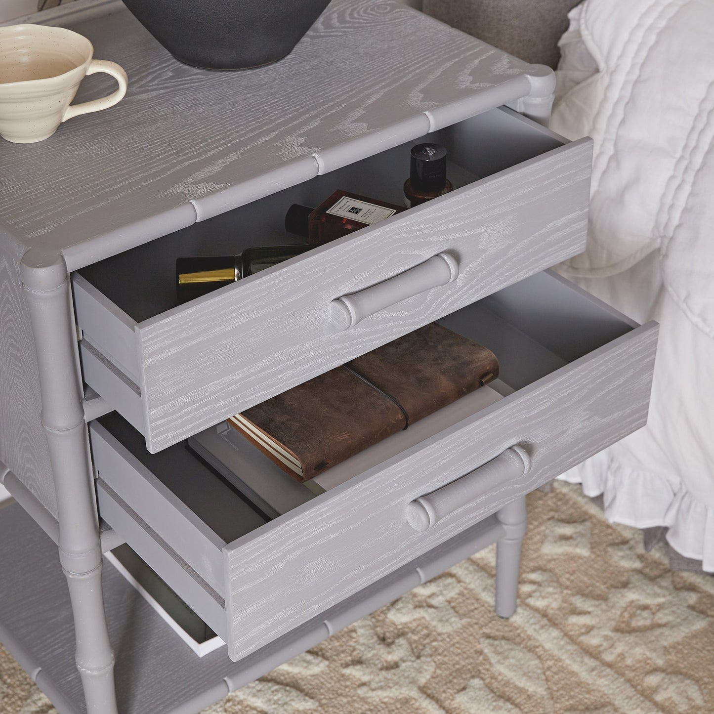 Table de chevet 2 tiroirs Elstowe en imitation bambou, gris chaud