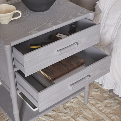 Table de chevet 2 tiroirs Elstowe en imitation bambou, gris chaud
