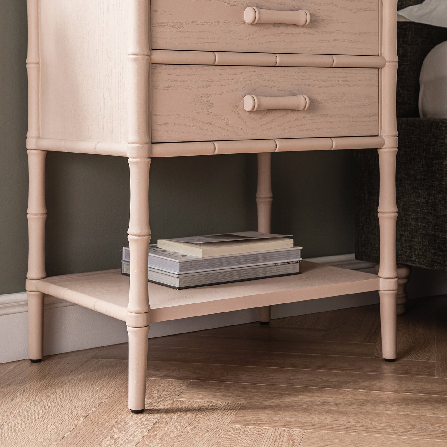 Table de chevet 2 tiroirs Elstowe en imitation bambou, rose nude