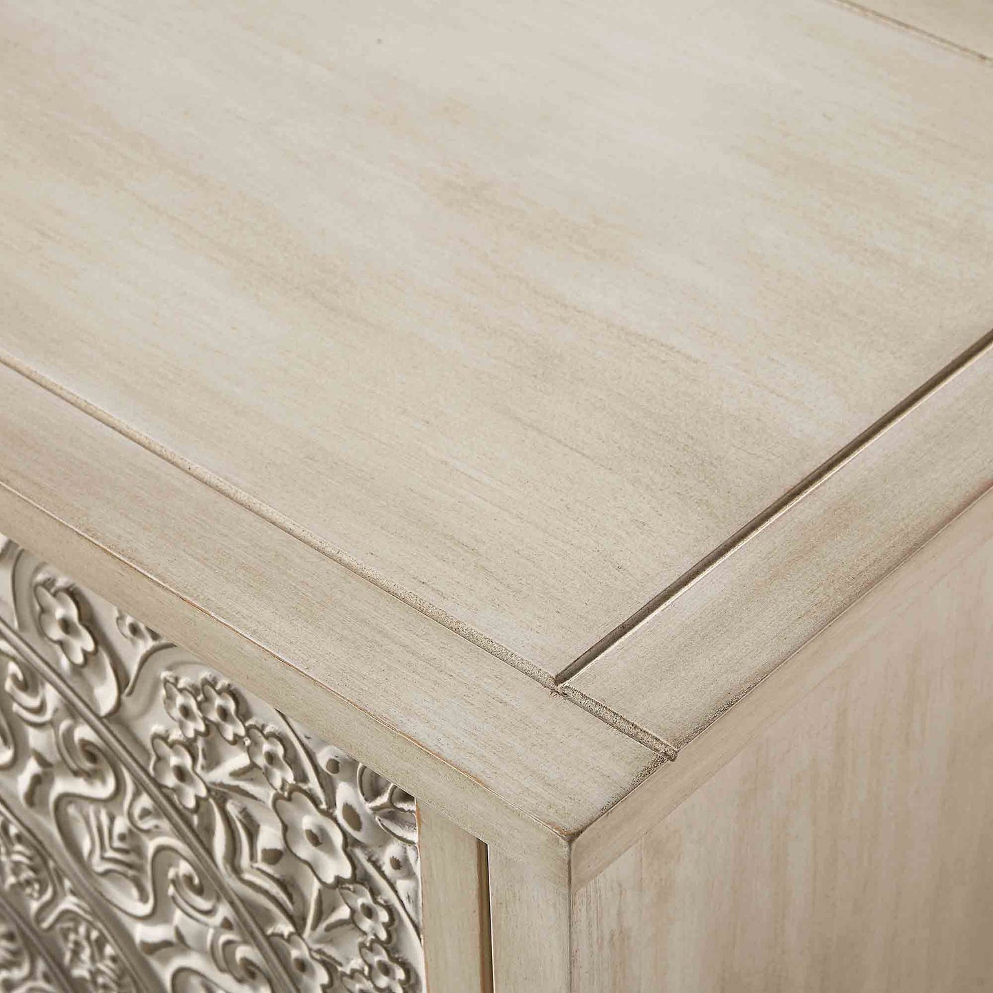 Grand buffet sculpté blanchi à la chaux de Chantilly