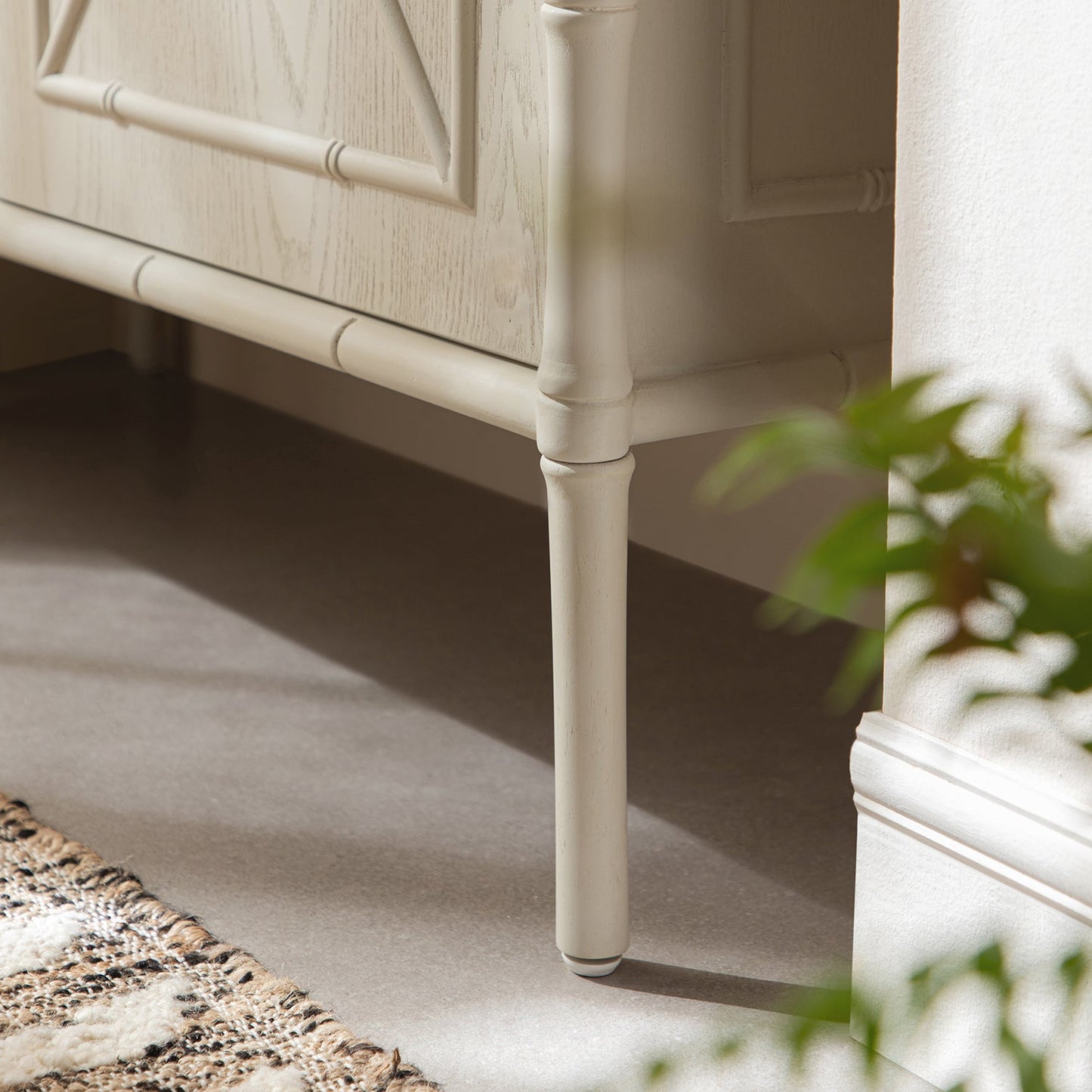 Petit buffet Elstowe en imitation bambou, blanc ombré