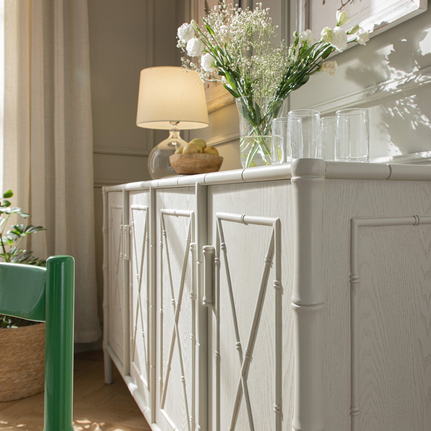 Grand buffet Elstowe en imitation bambou, blanc ombré