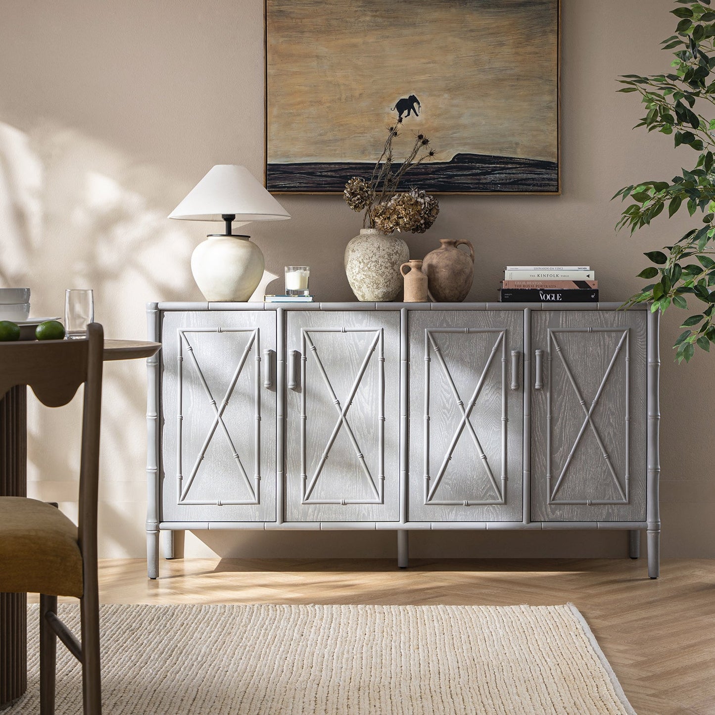 Grand buffet Elstowe en imitation bambou, gris chaud