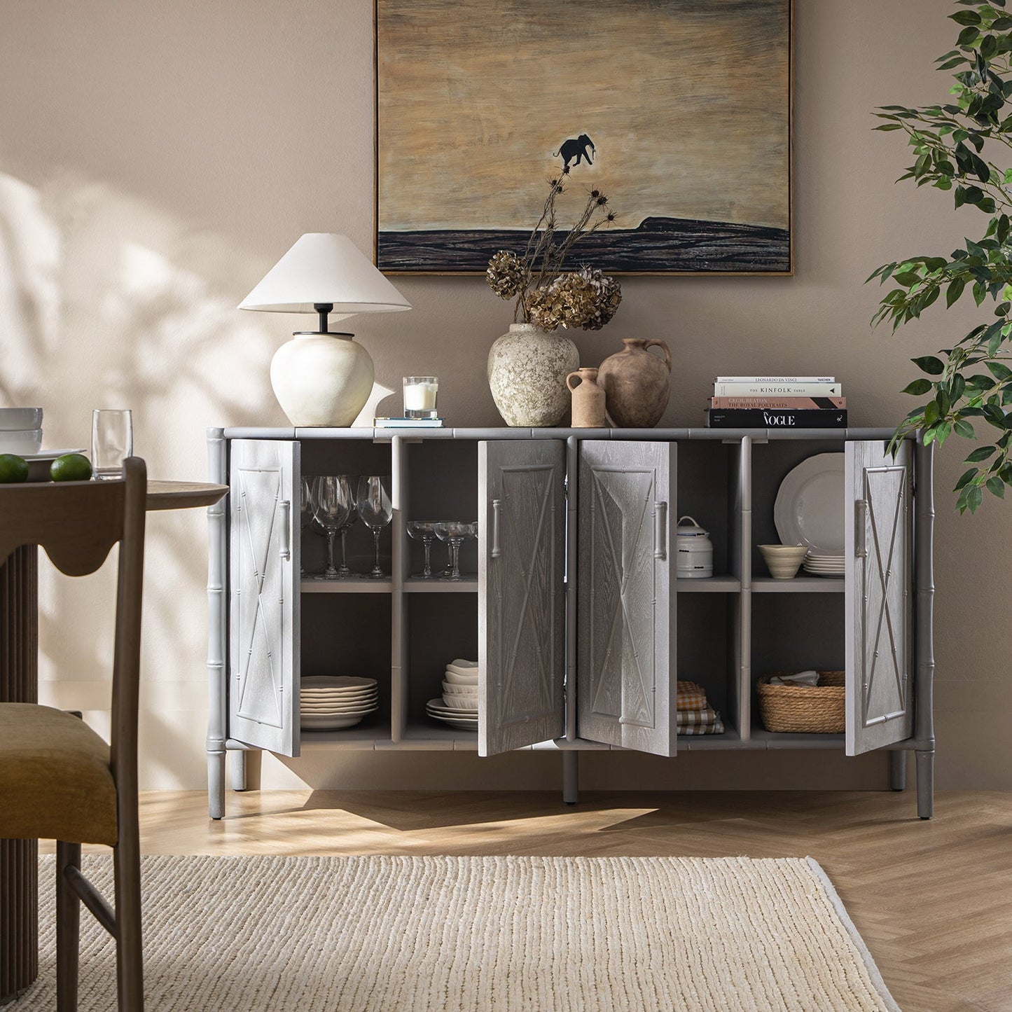 Grand buffet Elstowe en imitation bambou, gris chaud