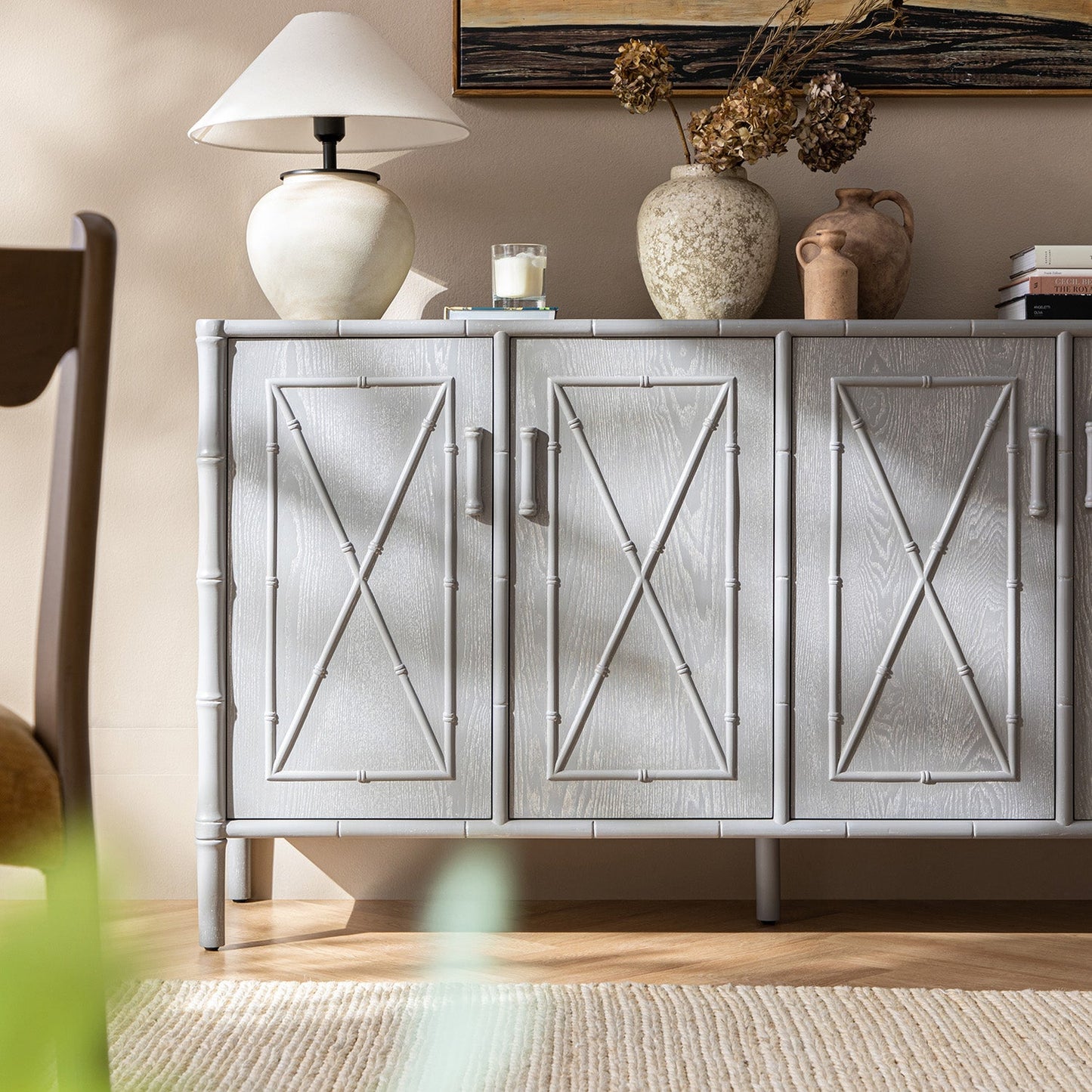 Grand buffet Elstowe en imitation bambou, gris chaud