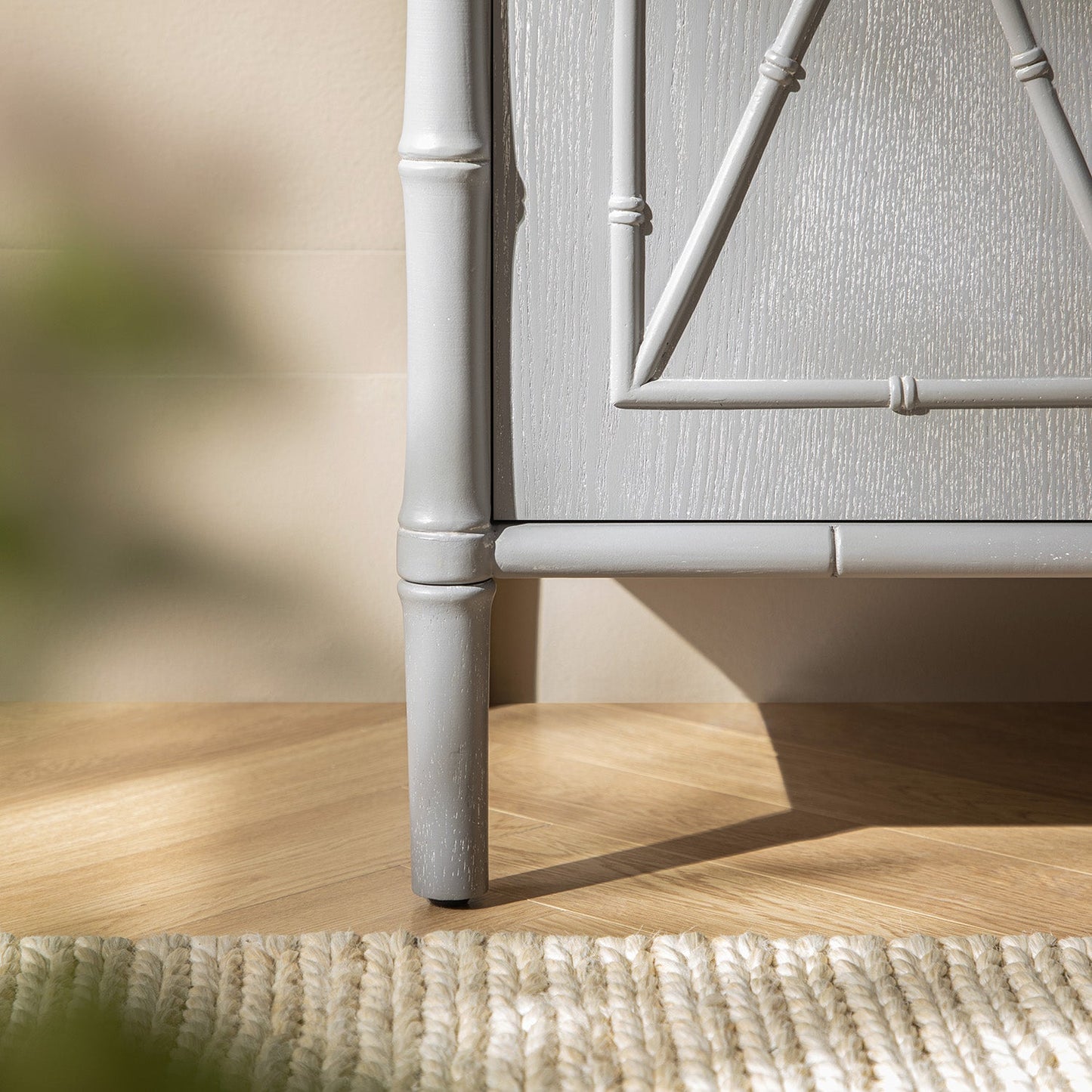 Grand buffet Elstowe en imitation bambou, gris chaud