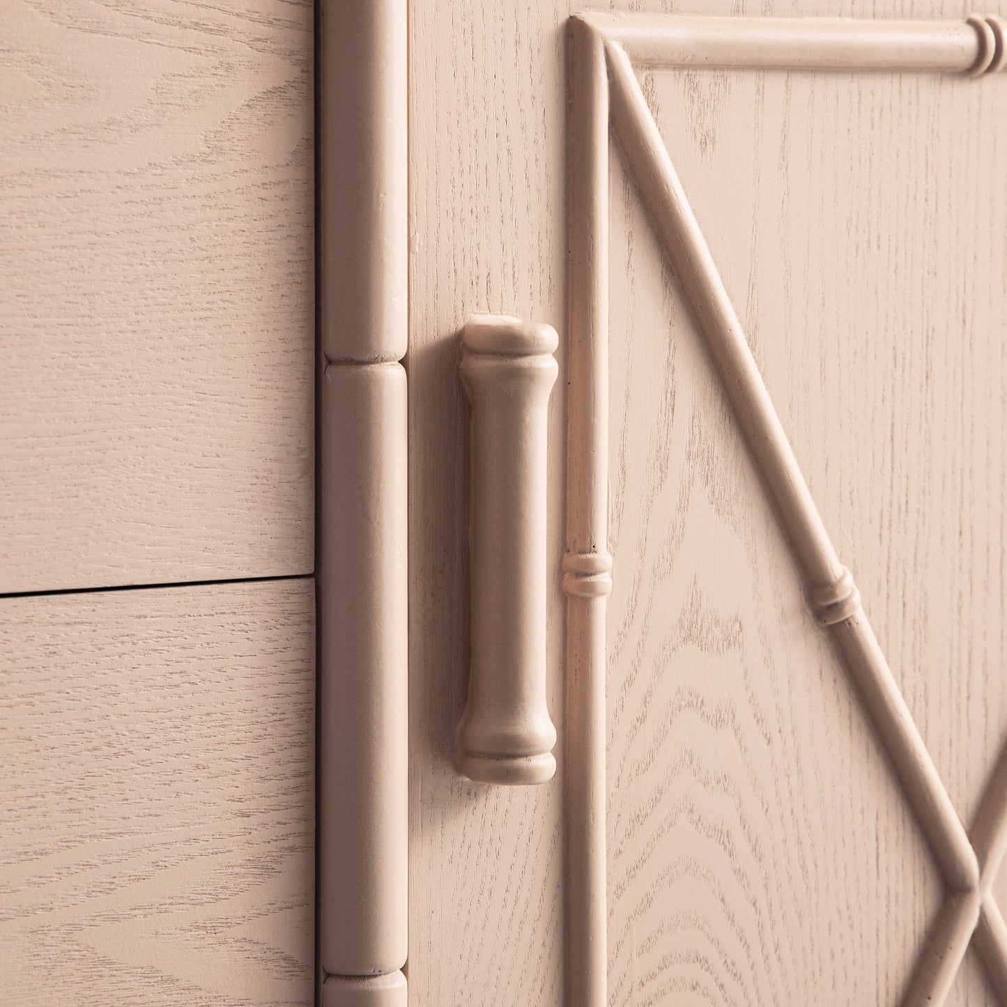 Buffet Elstowe imitation bambou 1 porte 3 tiroirs, rose nude