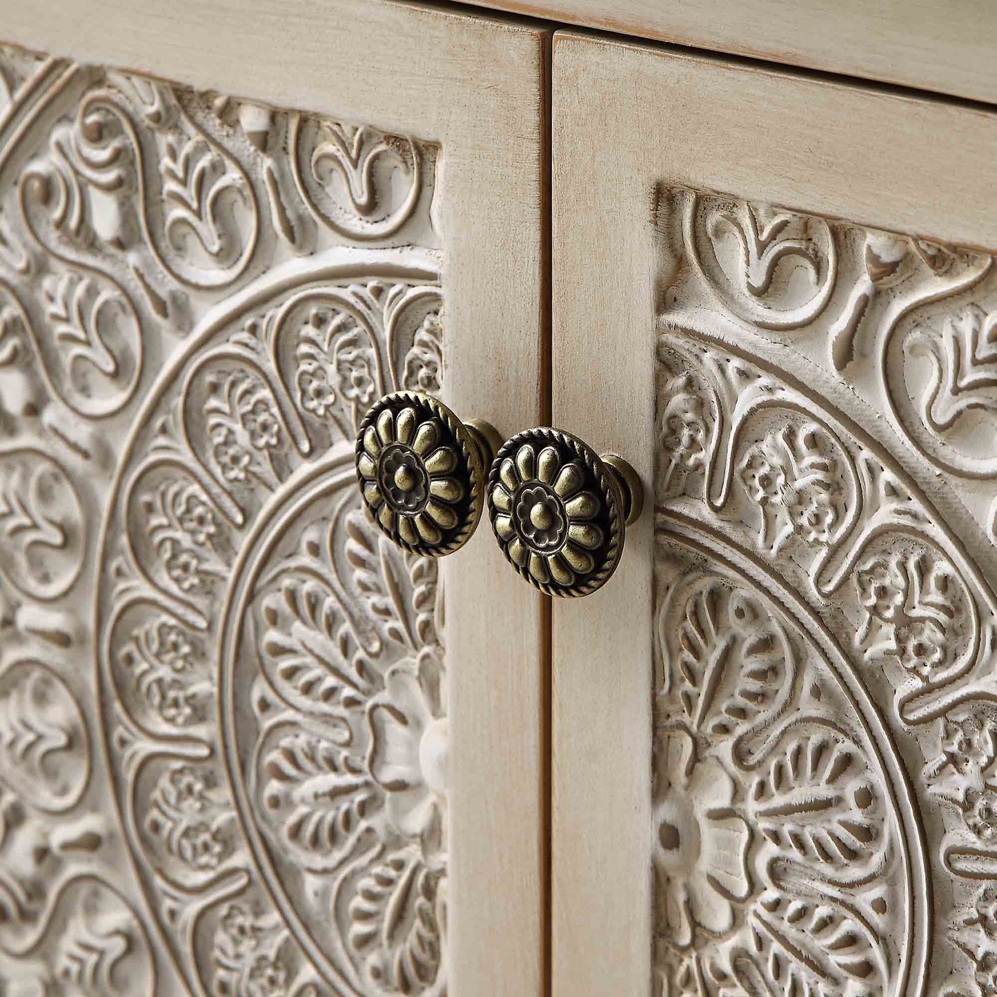 Banc de rangement sculpté blanchi à la chaux de Chantilly