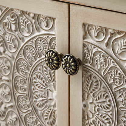 Banc de rangement sculpté blanchi à la chaux de Chantilly