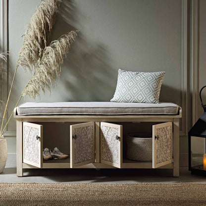 Banc de rangement sculpté blanchi à la chaux de Chantilly