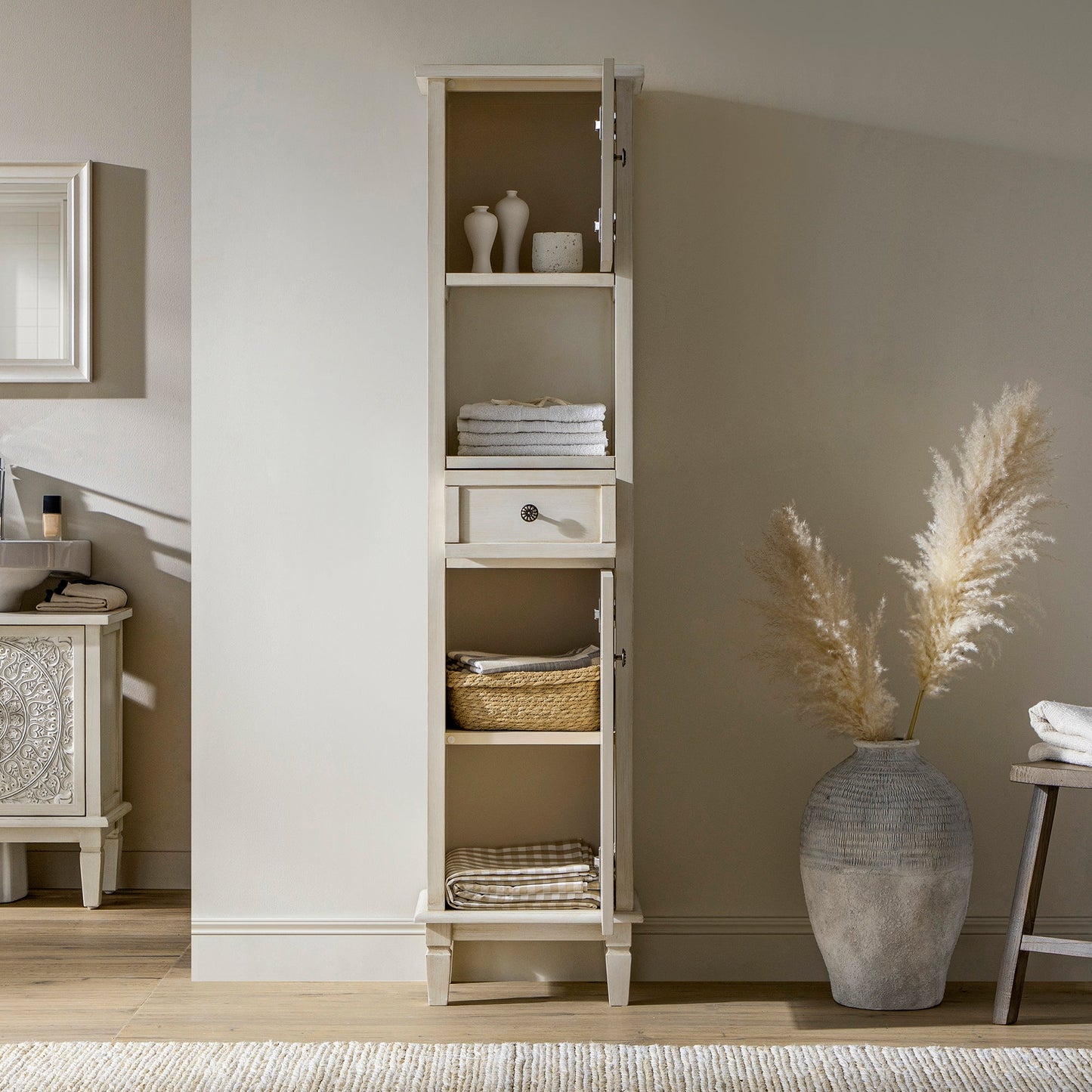 Meuble haut de salle de bain sculpté blanchi à la chaux Chantilly