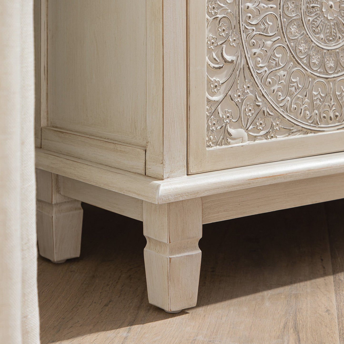 Meuble TV d'angle blanchi à la chaux Chantilly