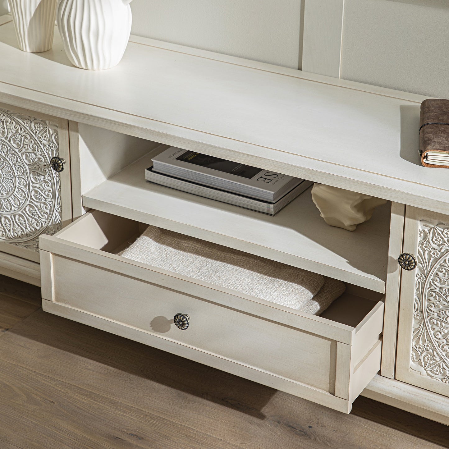 Meuble TV Chantilly blanchi à la chaux de 150 cm de large