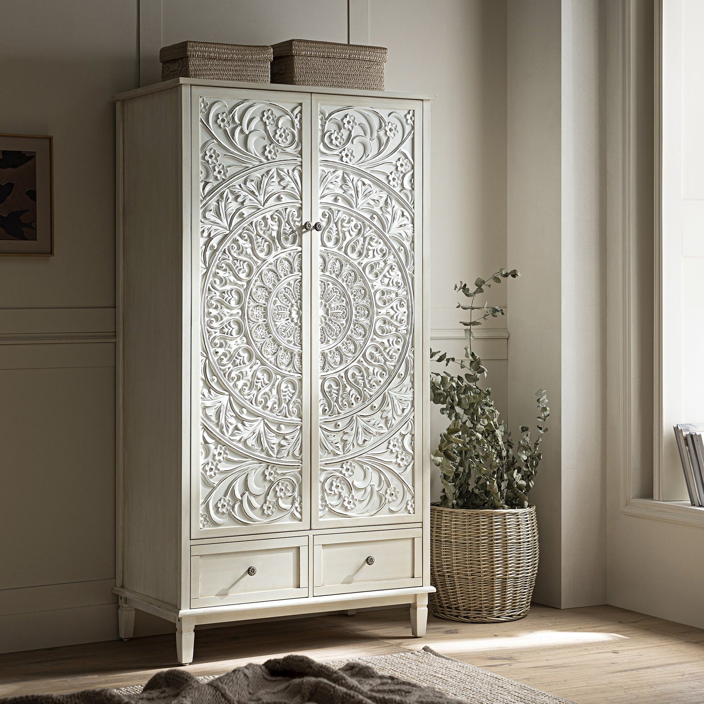 Armoire double sculptée blanchie à la chaux de Chantilly