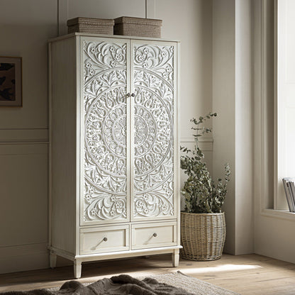 Armoire double sculptée blanchie à la chaux de Chantilly