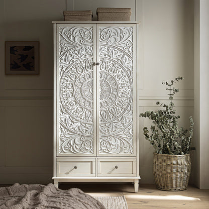 Armoire double sculptée blanchie à la chaux de Chantilly