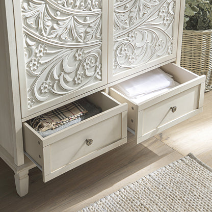 Armoire double sculptée blanchie à la chaux de Chantilly