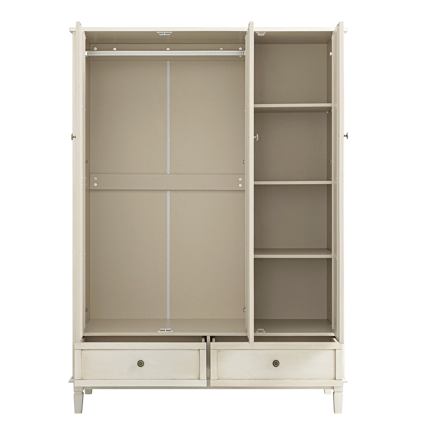 Armoire triple sculptée blanchie à la chaux de Chantilly