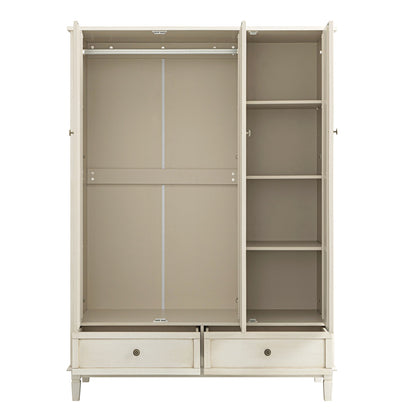 Armoire triple sculptée blanchie à la chaux de Chantilly