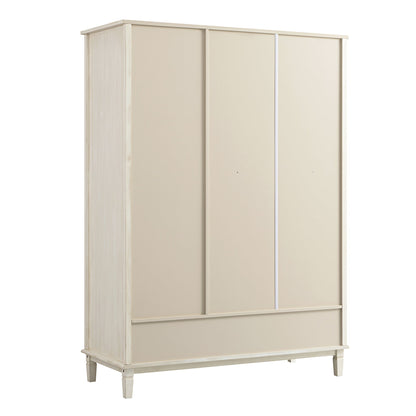 Armoire triple sculptée blanchie à la chaux de Chantilly