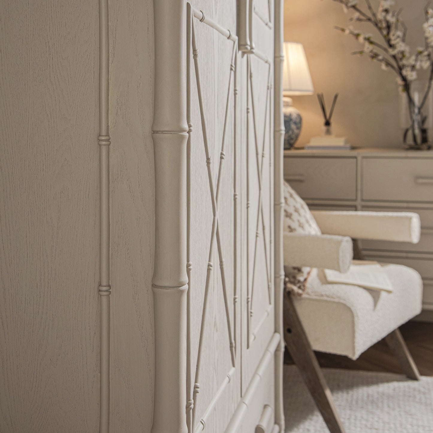 Armoire double Elstowe en imitation bambou, blanc ombré