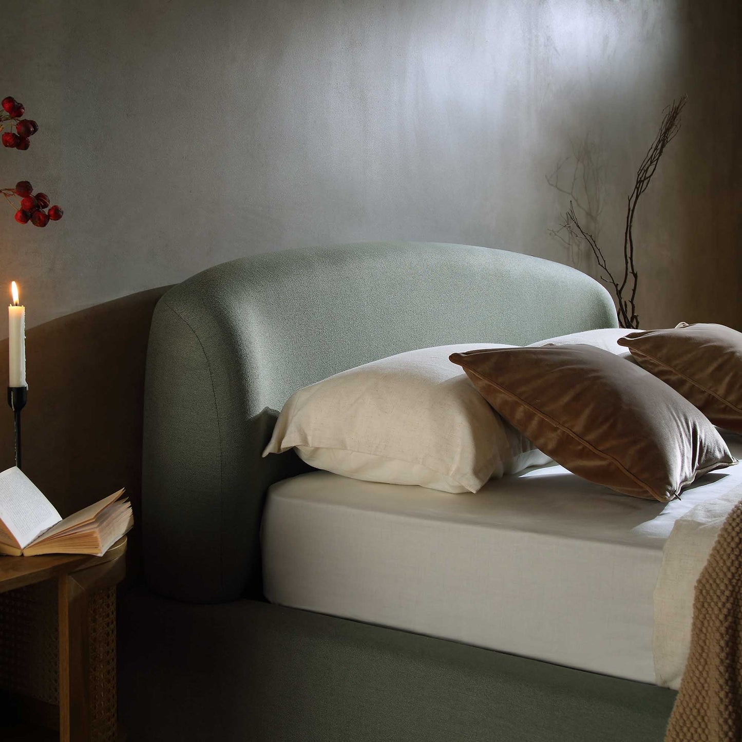 Lit ottoman de rangement Constance avec tête de lit ailée, lin olive