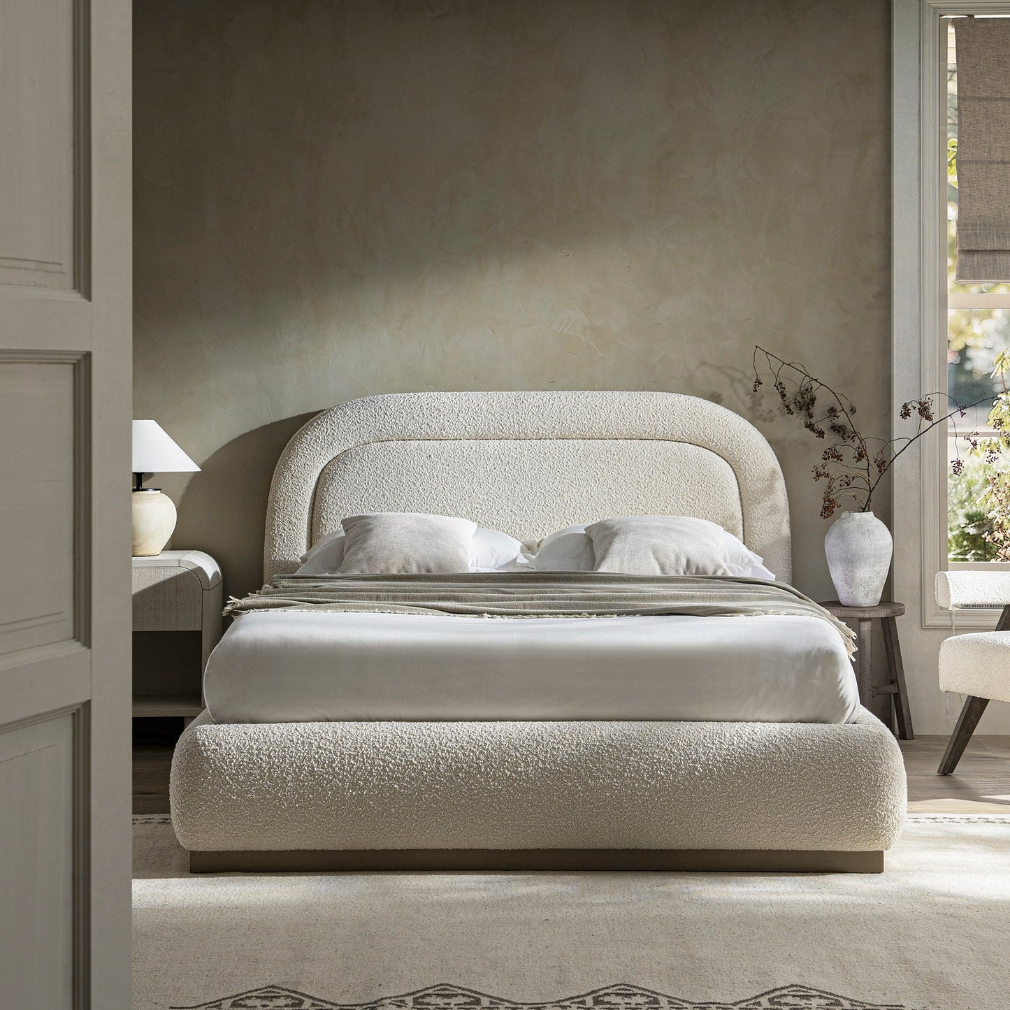 Lit coffre rembourré en bois Luella, modèle Boucle écru