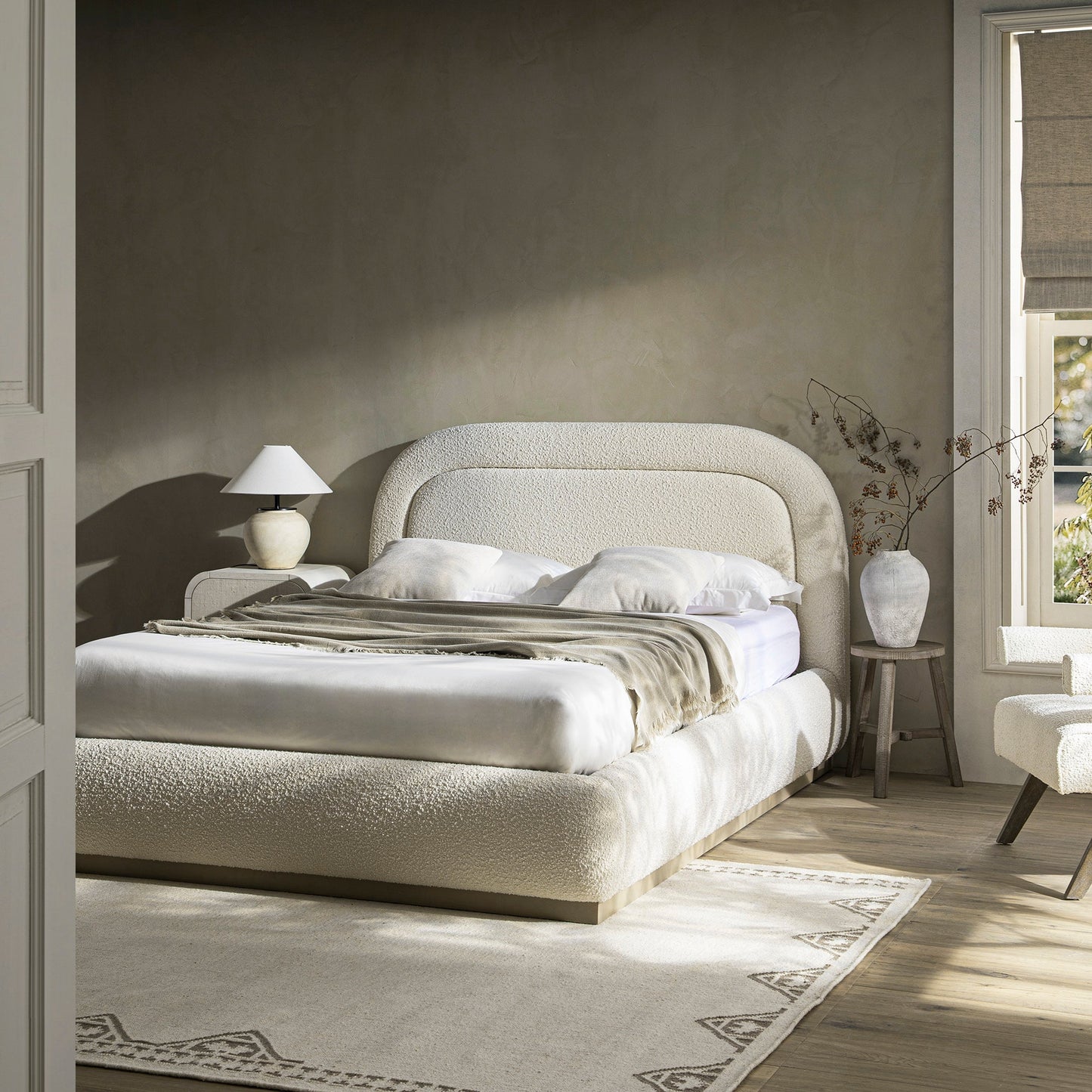 Lit coffre rembourré en bois Luella, modèle Boucle écru